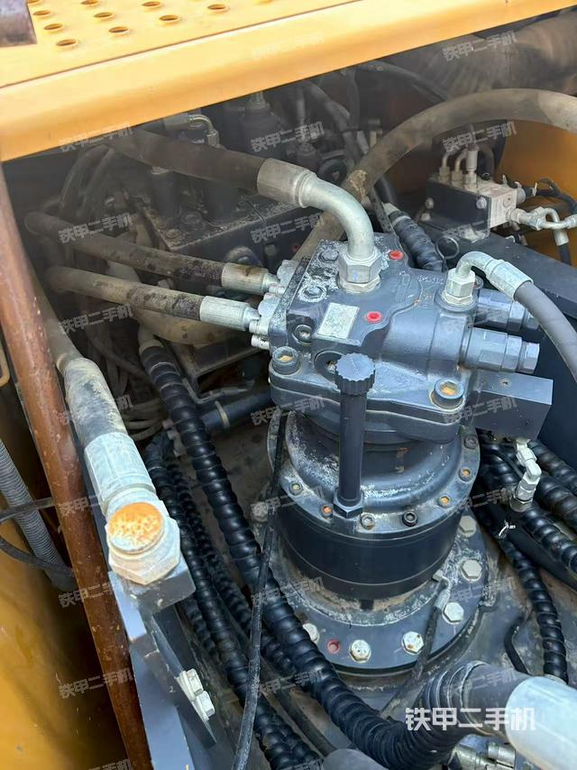 回转马达和主控阀（整机外观）