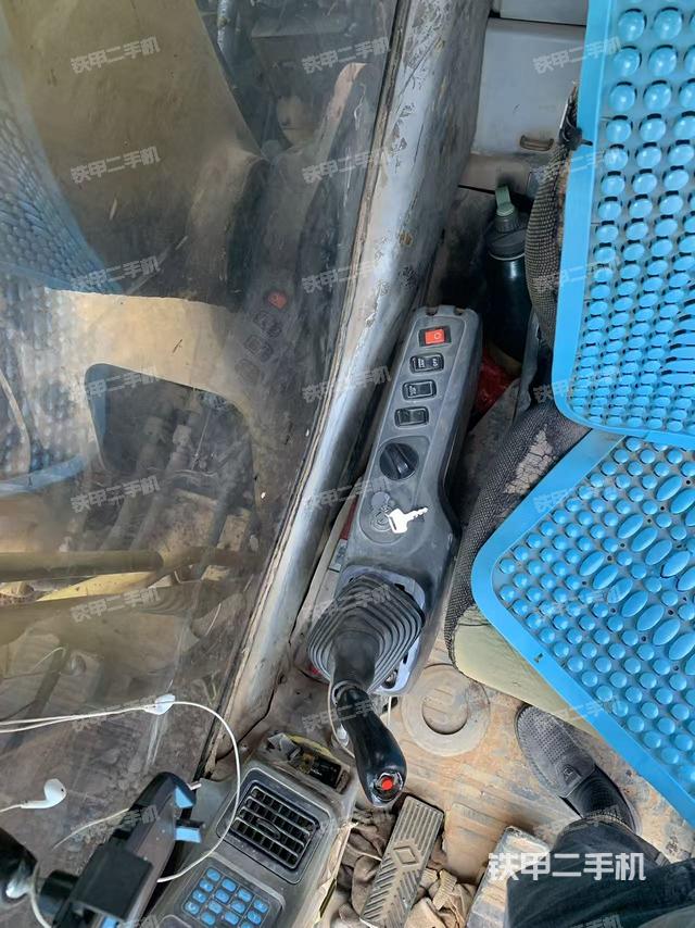 驾驶室整体(整机外观) 驾驶室整体(整机外观)