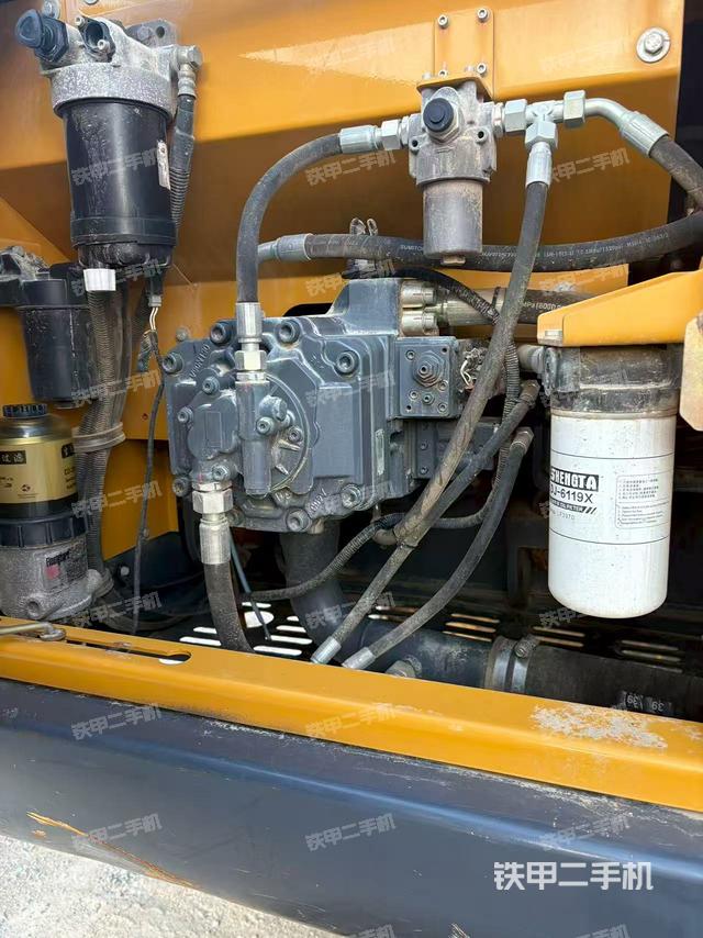 液压泵舱室正面整体（整机外观）