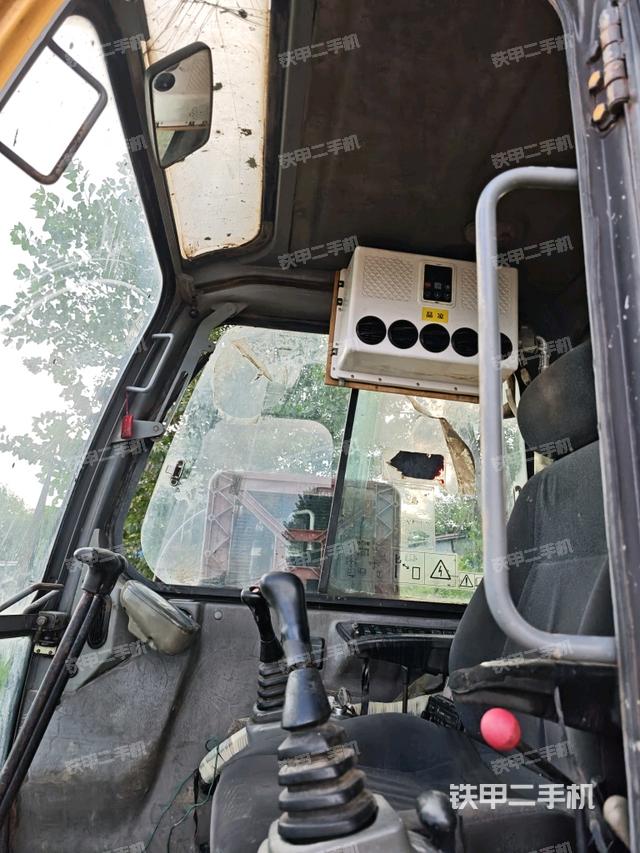 行走控制手柄和踏板 俯拍（驾驶室部分）