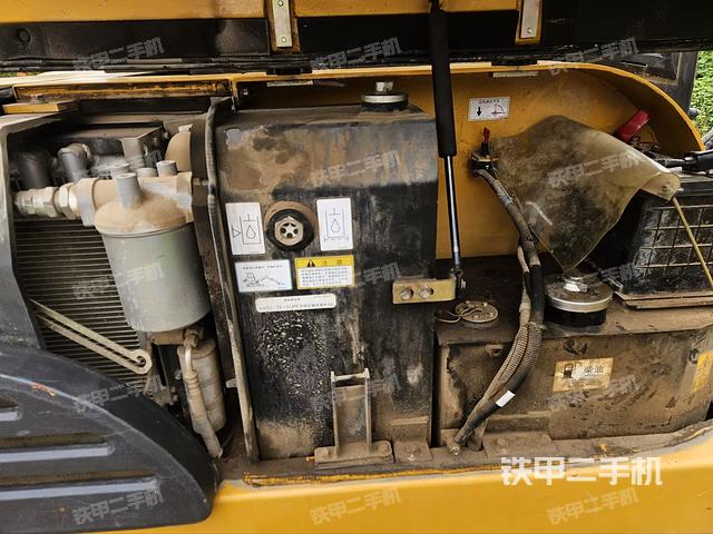 回转马达和主控阀(整机外观) 回转马达和主控阀(整机外观)