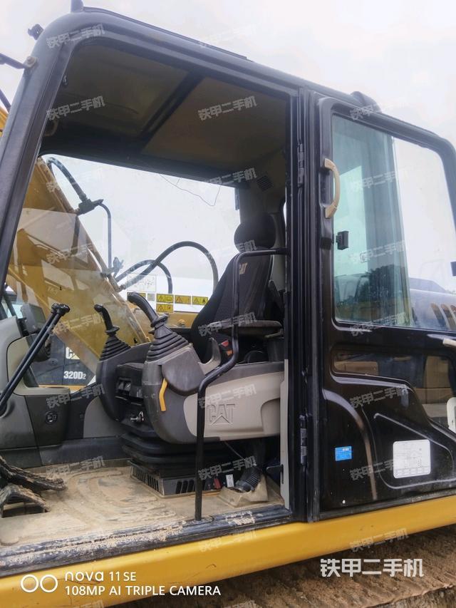 左后方玻璃角标(驾驶室部分) 左后方玻璃角标(驾驶室部分)