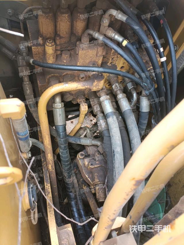 回转马达和主控阀(整机外观) 回转马达和主控阀(整机外观)