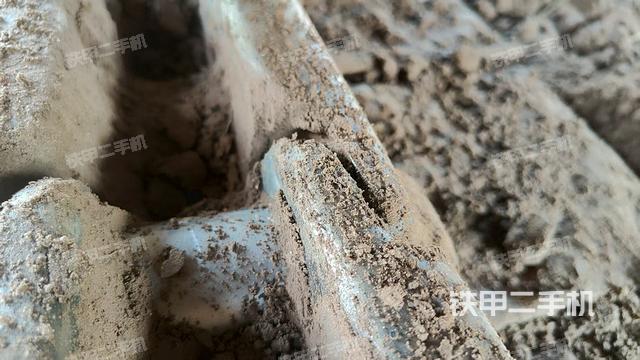 单侧履带整体(整机外观) 单侧履带整体(整机外观)