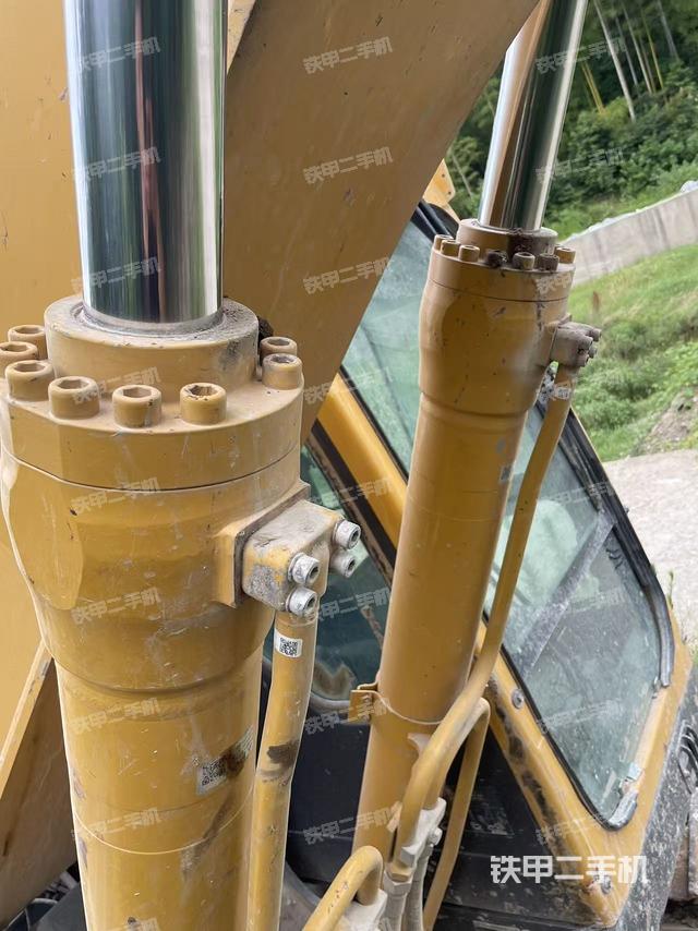 大臂油缸整体 竖拍（工作和回转装置）