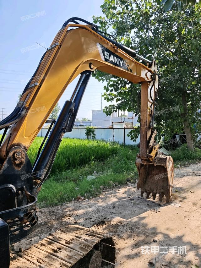 铲斗右后整体(工作和回转装置) 铲斗右后整体(工作和回转装置)