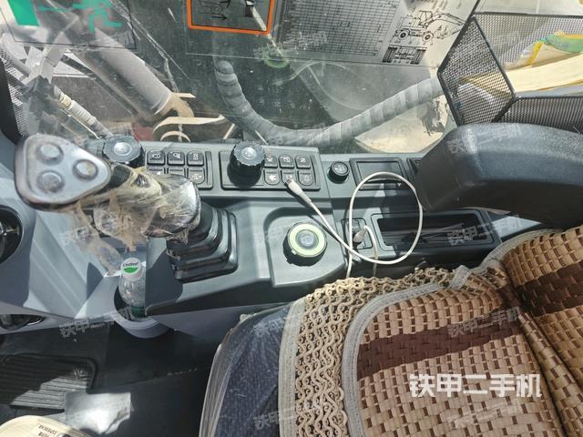 座椅右側控制臺/鑰匙門/油門/含右手柄（駕駛室部分）