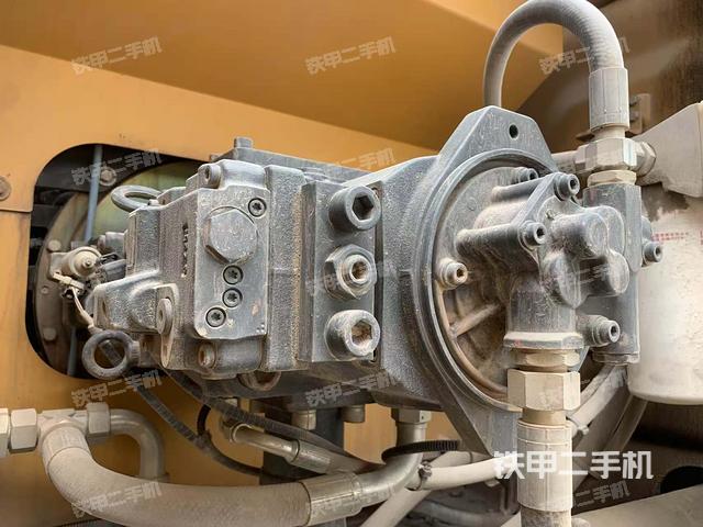 液压泵舱室正面整体（整机外观）