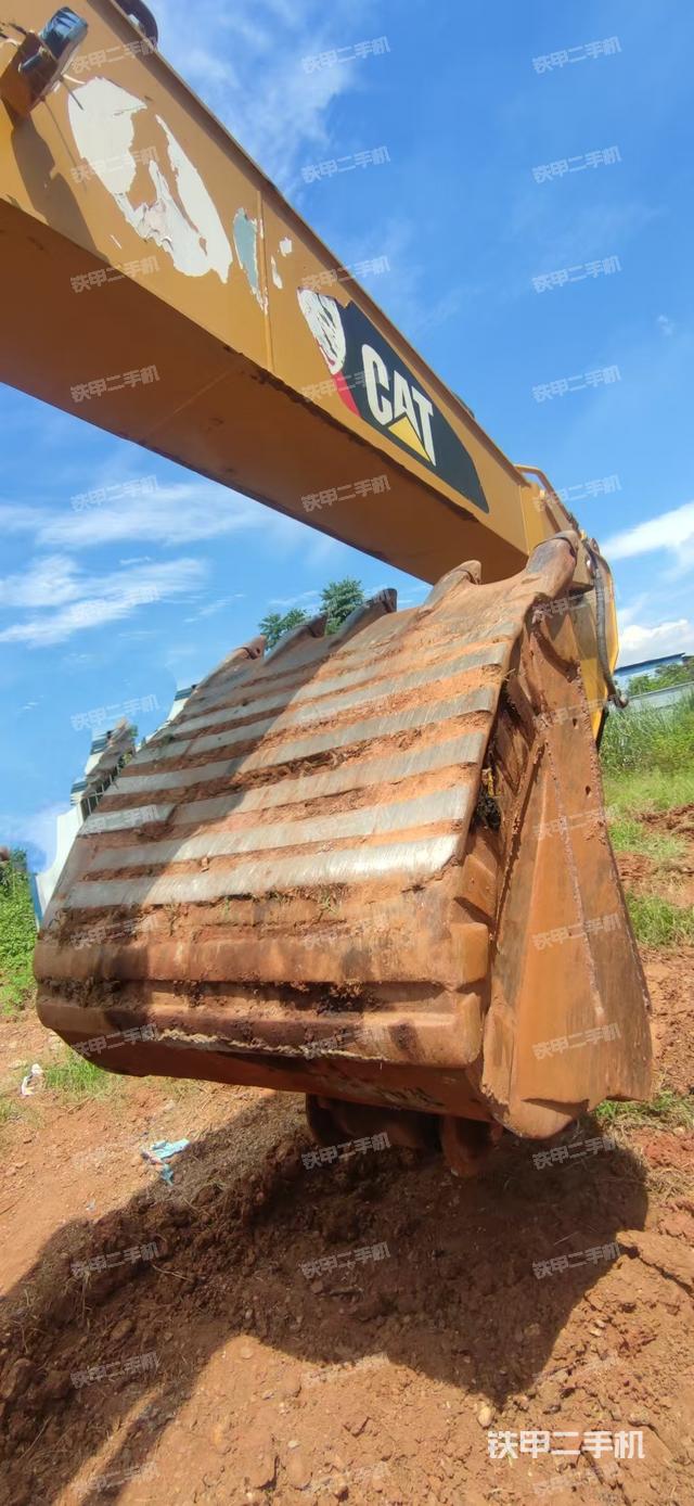 小臂整体左后(工作和回转装置) 小臂整体左后(工作和回转装置)