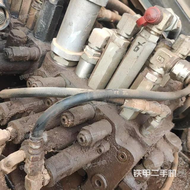 回转马达和主控阀(整机外观) 回转马达和主控阀(整机外观)