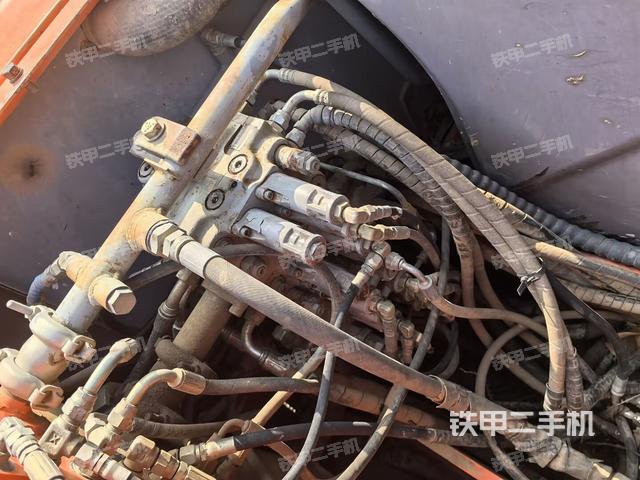 回转马达和主控阀(整机外观) 回转马达和主控阀(整机外观)