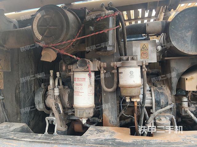 單側(cè)履帶整體(整機(jī)外觀) 單側(cè)履帶整體(整機(jī)外觀)