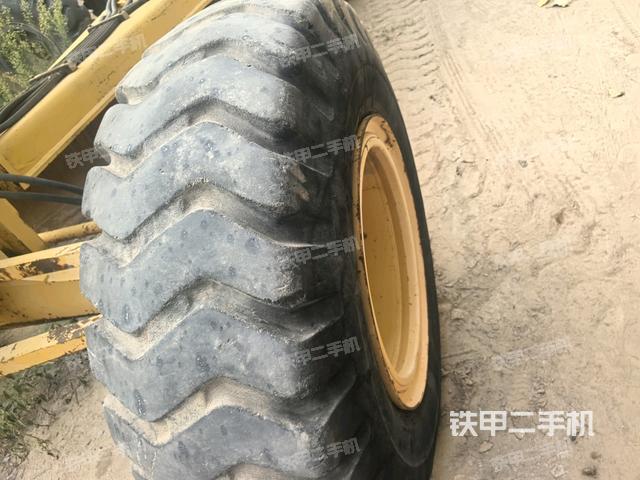 右引导轮/右前轮(行走机构) 右引导轮/右前轮(行走机构)