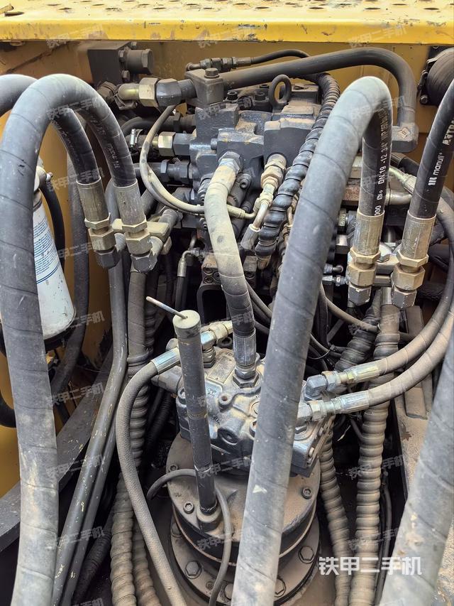 回转马达和主控阀（整机外观）