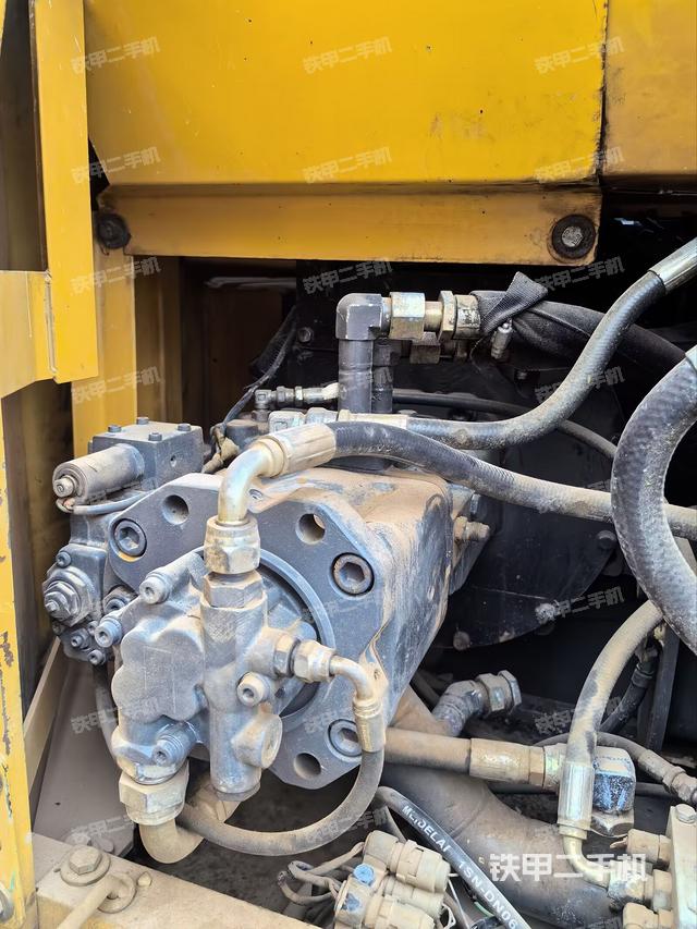 液压泵舱室正面整体（整机外观）