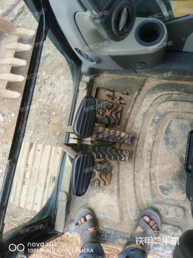 行走控制手柄和踏板 俯拍(驾驶室部分) 行走控制手柄和踏板 俯拍(驾驶室部分)