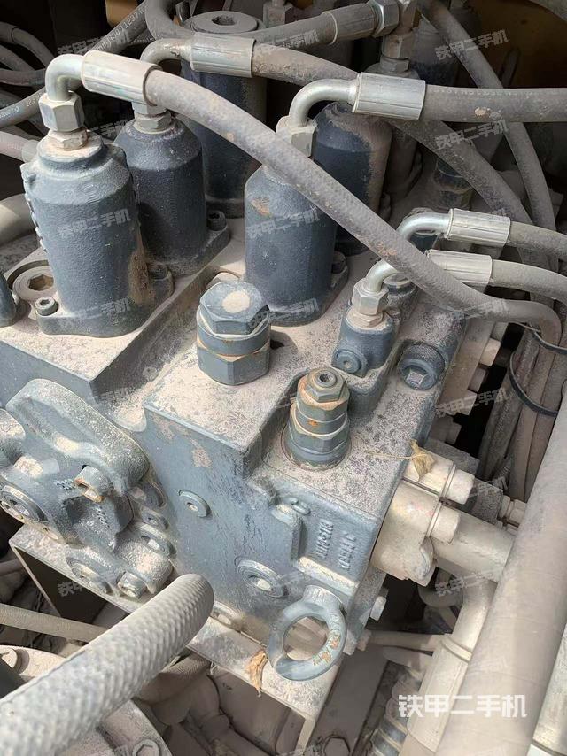 回转马达和主控阀（整机外观）