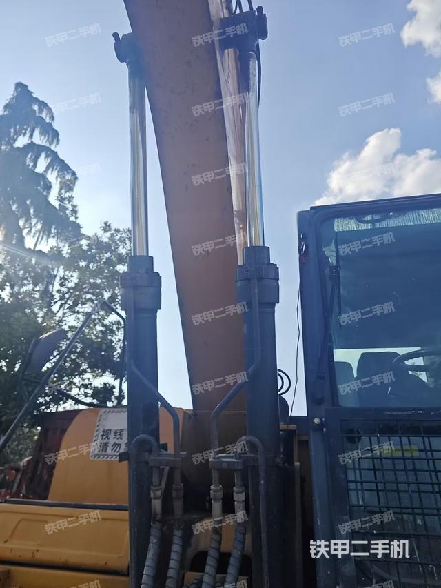 大臂油缸整体 竖拍(工作和回转装置) 大臂油缸整体 竖拍(工作和回转装置)