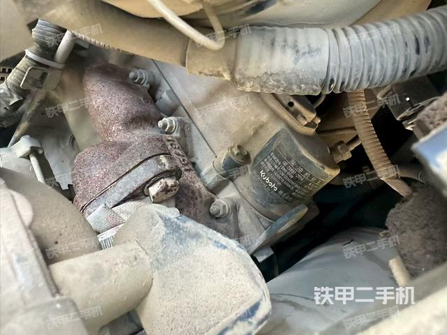 液压泵舱室正面整体(整机外观) 液压泵舱室正面整体(整机外观)
