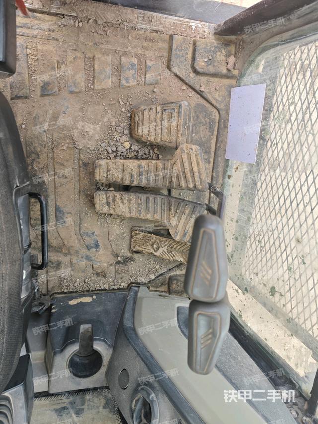 行走控制手柄和踏板?俯拍（駕駛室部分）