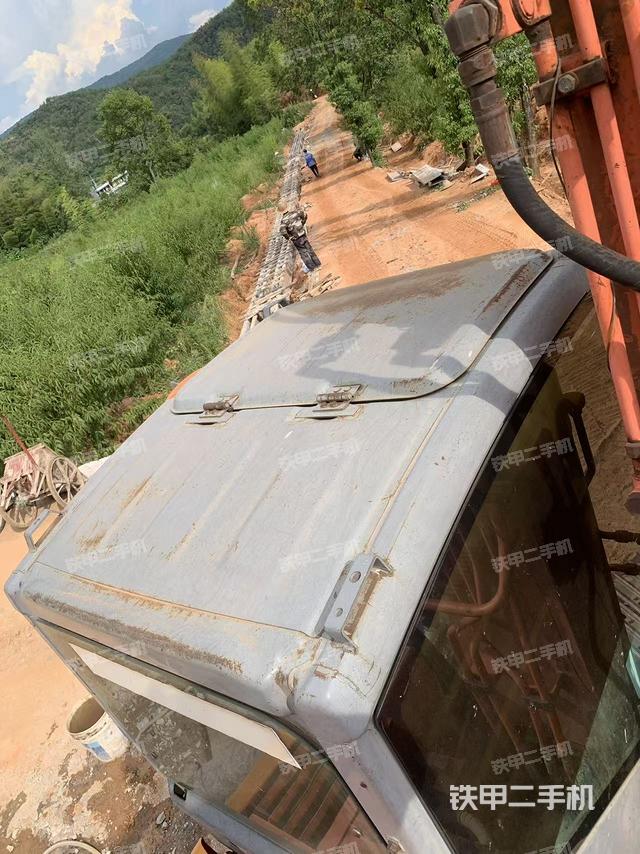 驾驶室顶部(整机外观) 驾驶室顶部(整机外观)