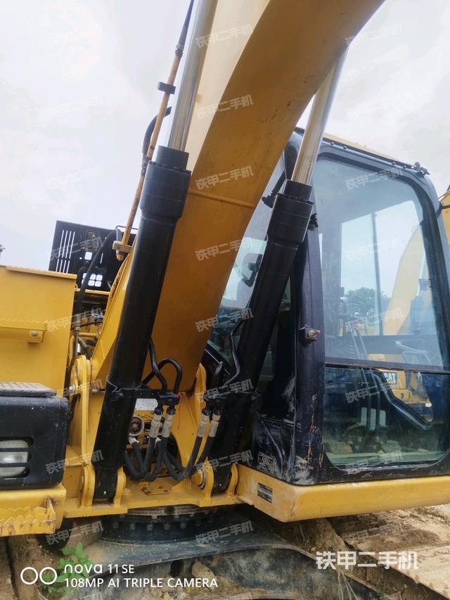 大臂油缸整体 竖拍(工作和回转装置) 大臂油缸整体 竖拍(工作和回转装置)