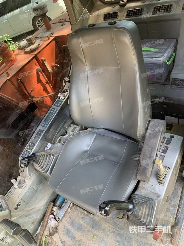 驾驶室整体(整机外观) 驾驶室整体(整机外观)