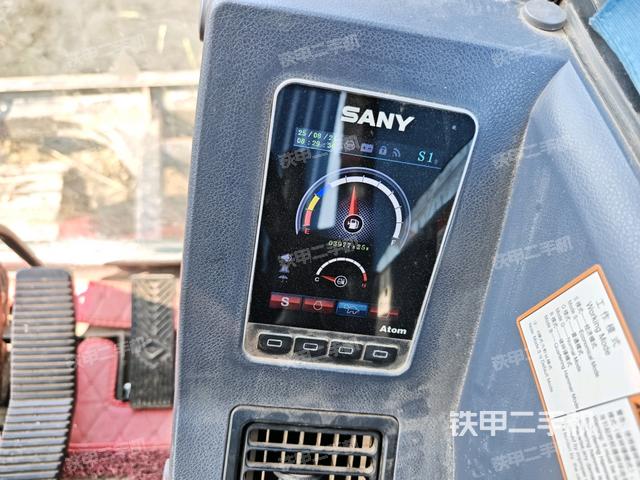 座椅右侧控制台/钥匙门/油门/含右手柄(驾驶室部分) 座椅右侧控制台/钥匙门/油门/含右手柄(驾驶室部分)