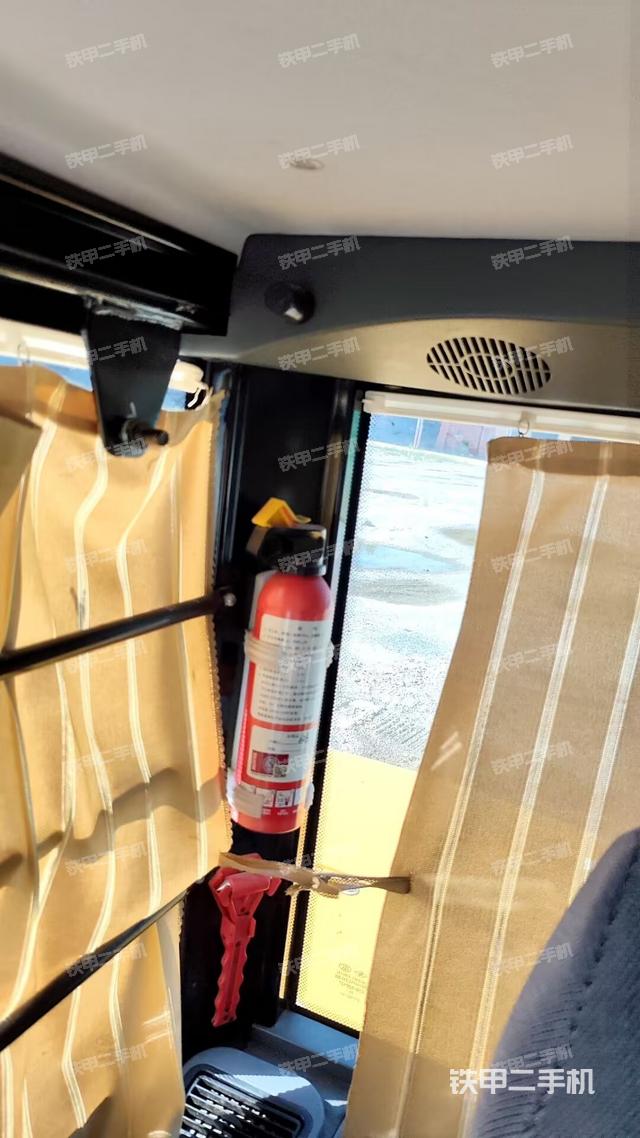 行走控制手柄和踏板?俯拍（駕駛室部分）