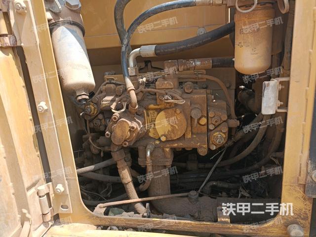 液压泵舱室正面整体(整机外观) 液压泵舱室正面整体(整机外观)