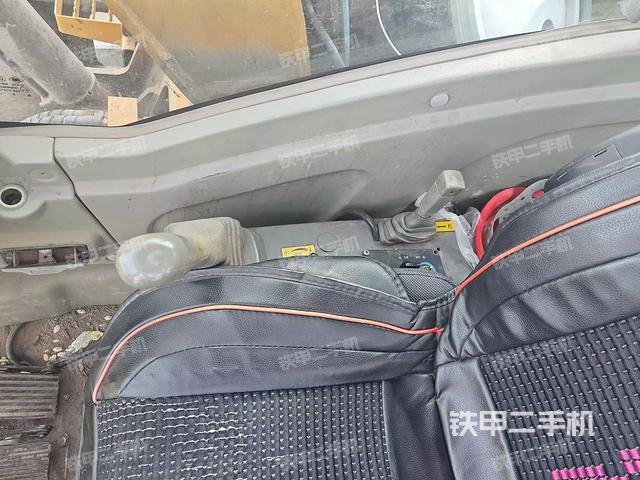 座椅右侧控制台/钥匙门/油门/含右手柄(驾驶室部分) 座椅右侧控制台/钥匙门/油门/含右手柄(驾驶室部分)