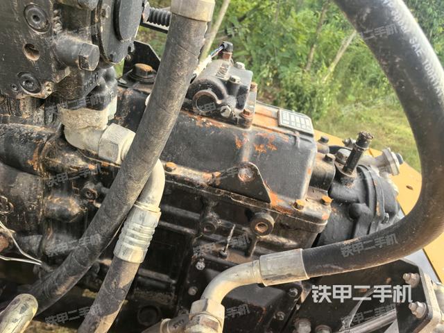 散热器全景(压路机发动机舱) 散热器全景(压路机发动机舱)