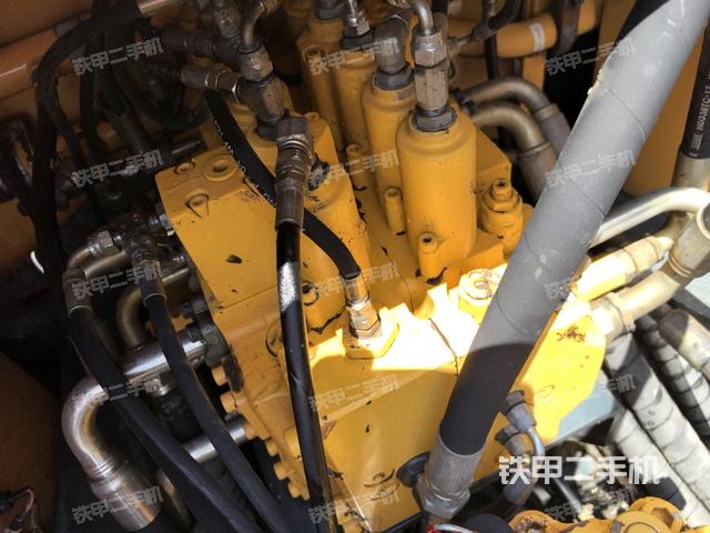 回转马达和主控阀(整机外观) 回转马达和主控阀(整机外观)