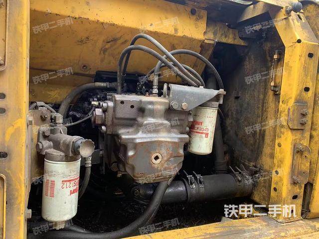 液压泵舱室正面整体(整机外观) 液压泵舱室正面整体(整机外观)