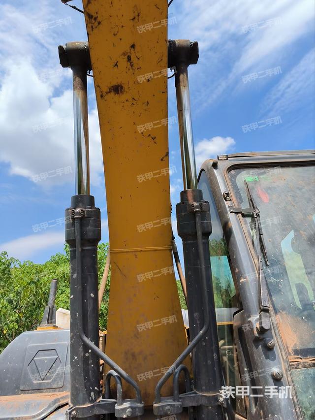 大臂油缸整体 竖拍（工作和回转装置）