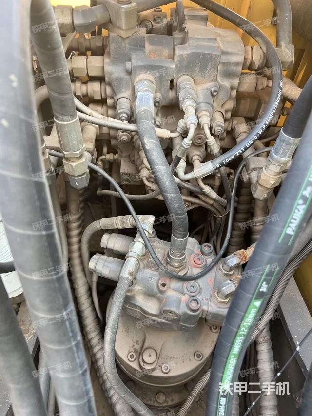 回轉(zhuǎn)馬達(dá)和主控閥（整機(jī)外觀）