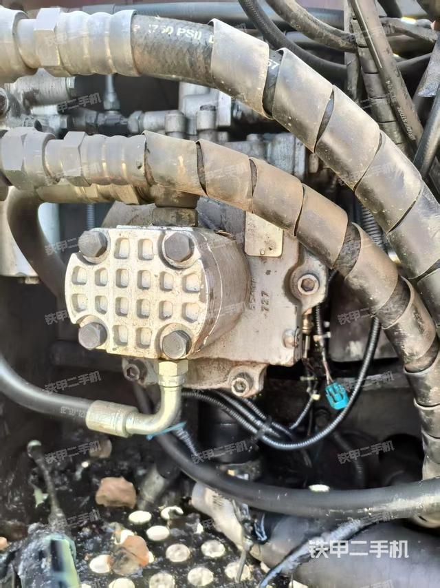 液压泵舱室正面整体（整机外观）