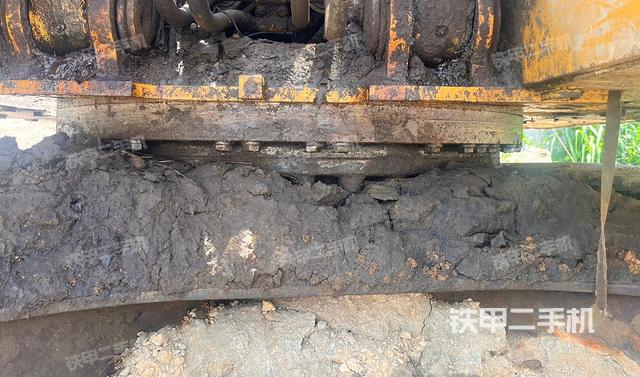 转盘和下车架正前(工作和回转装置) 转盘和下车架正前(工作和回转装置)