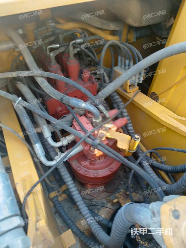 回轉(zhuǎn)馬達(dá)和主控閥（整機外觀）