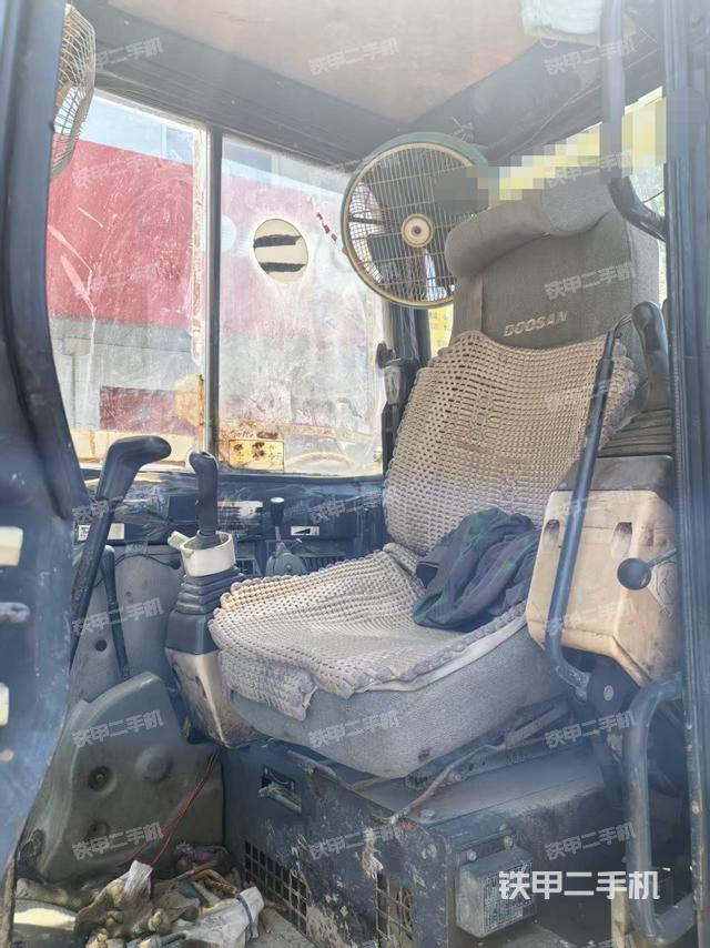 驾驶室整体(整机外观) 驾驶室整体(整机外观)