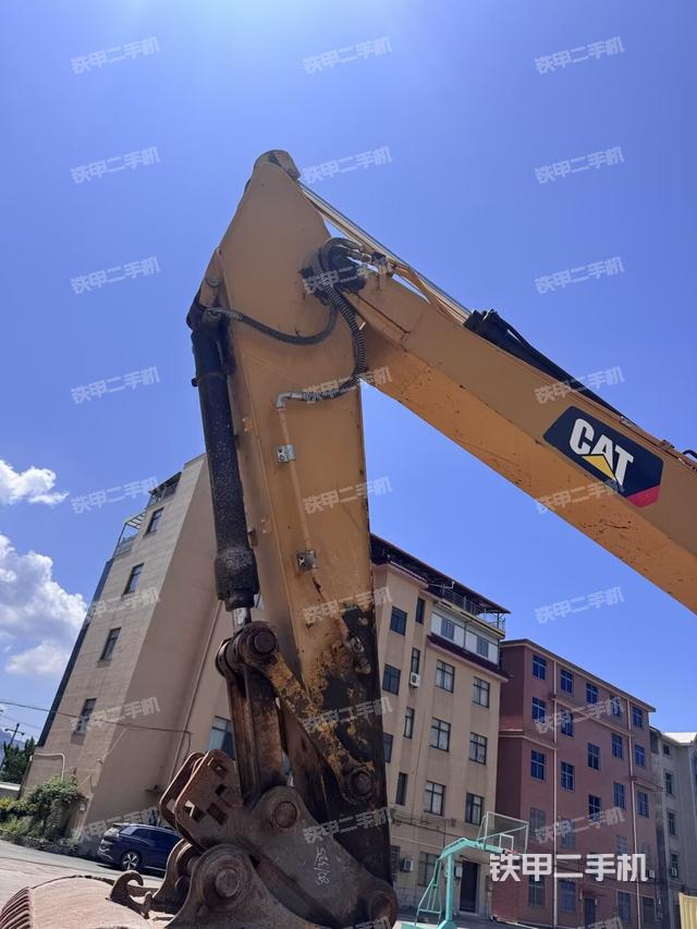 小臂整体左后(工作和回转装置) 小臂整体左后(工作和回转装置)