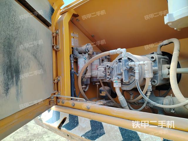 液壓泵艙室正面整體（整機外觀）