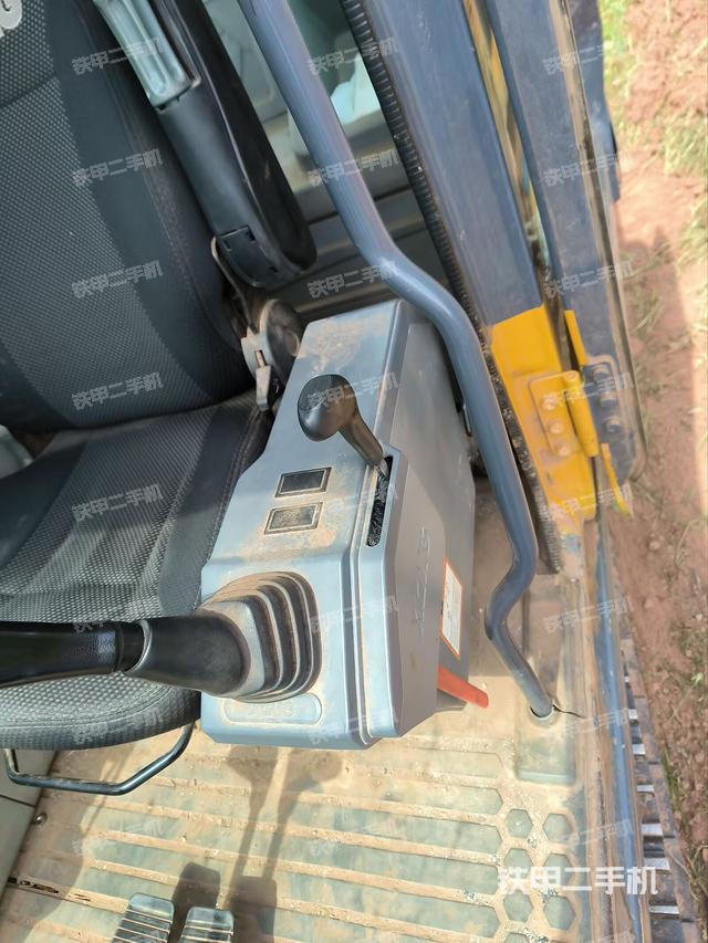 座椅左侧控制台/音响/含左手柄（驾驶室部分）