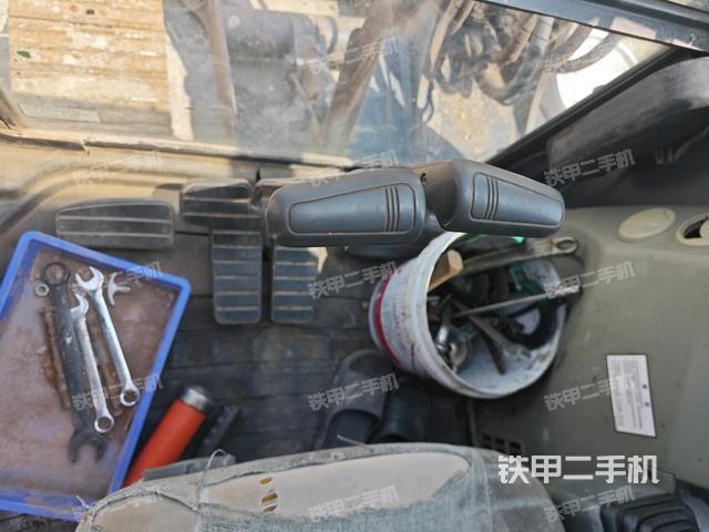 行走控制手柄和踏板 俯拍(驾驶室部分) 行走控制手柄和踏板 俯拍(驾驶室部分)