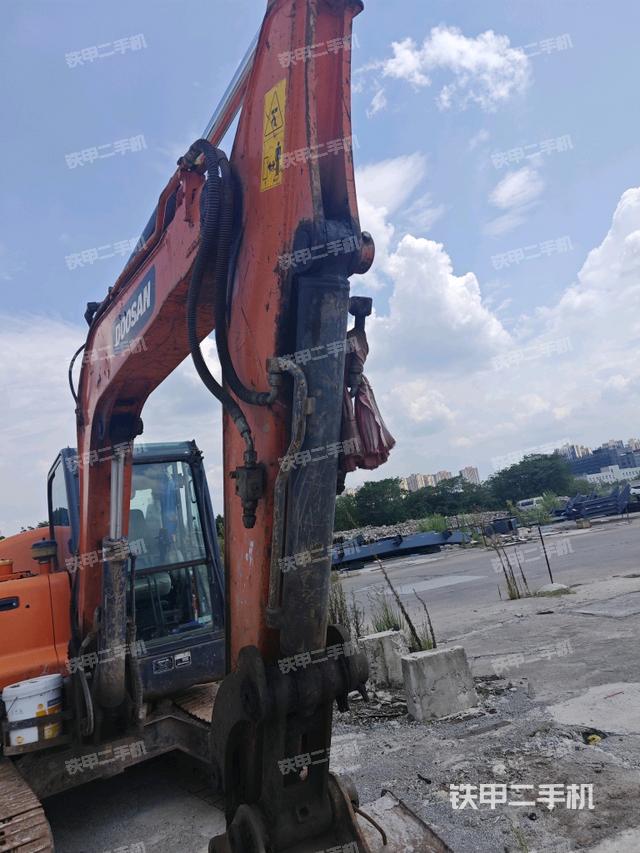 小臂整体右前(工作和回转装置) 小臂整体右前(工作和回转装置)