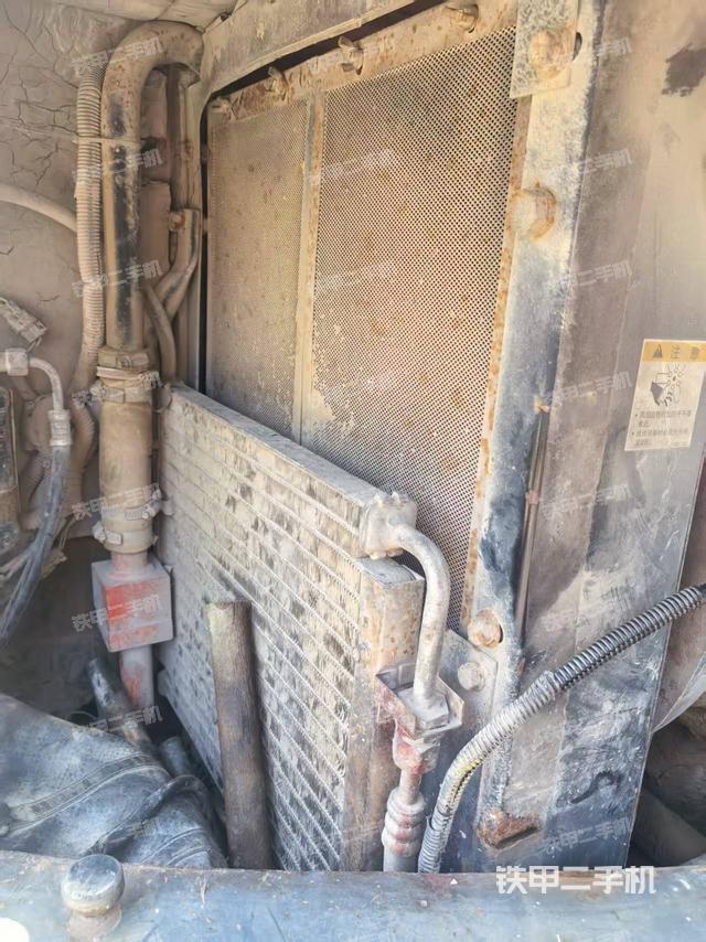 回转马达和主控阀(整机外观) 回转马达和主控阀(整机外观)