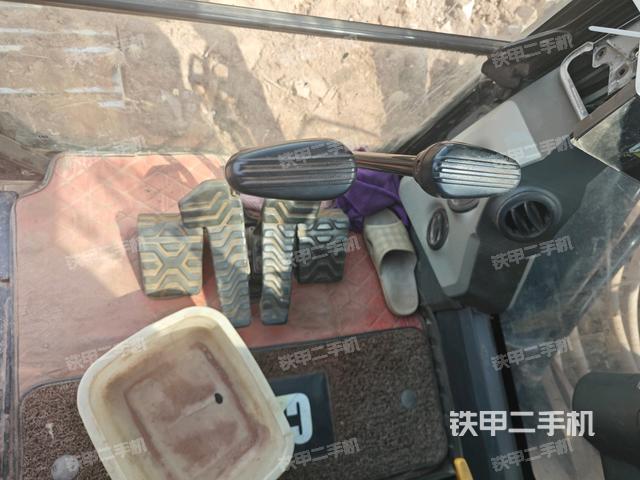 行走控制手柄和踏板 俯拍(驾驶室部分) 行走控制手柄和踏板 俯拍(驾驶室部分)