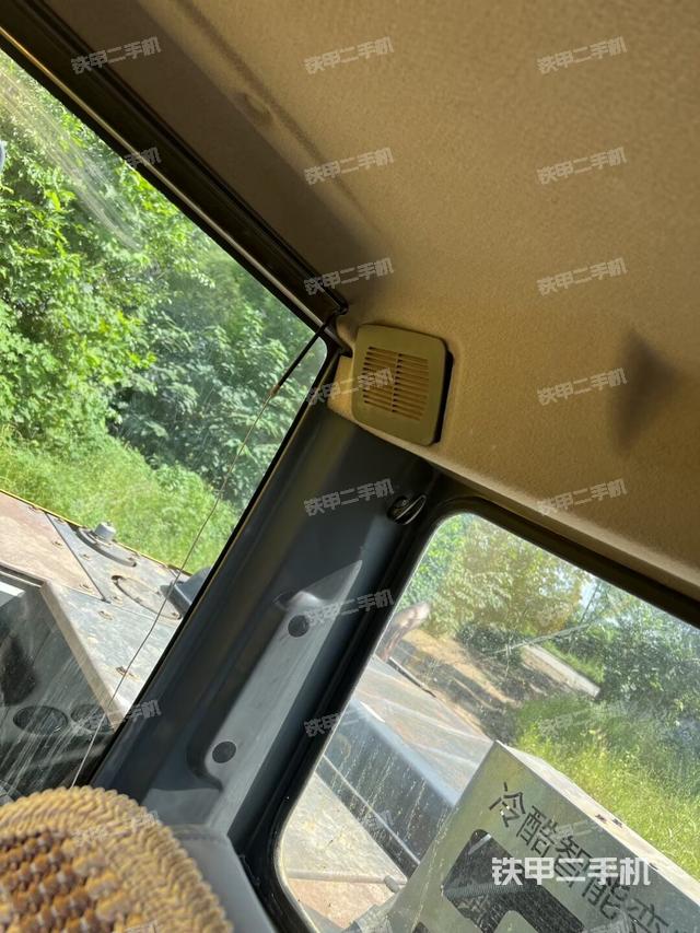 駕駛室頂部(整機(jī)外觀) 駕駛室頂部(整機(jī)外觀)