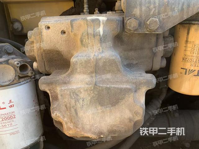 液压泵舱室正面整体(整机外观) 液压泵舱室正面整体(整机外观)