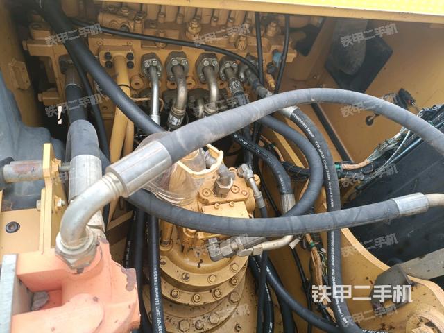回转马达和主控阀(整机外观) 回转马达和主控阀(整机外观)